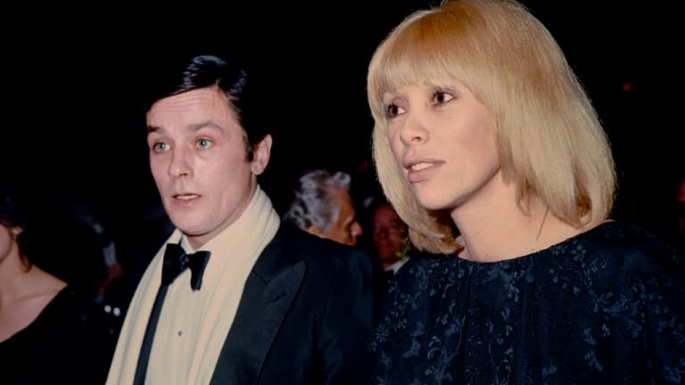 Les acteurs français Alain Delon et Mireille Darc, en janvier 1976 à Nice 