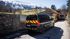 Des véhicules de la gendarmerie dans le village du Haut-Vernet, deux jours après la découverte d'ossement du petit Emile porté disparu l'été dernier, le 2 avril 2024 dans les Alpes-de-Haute-Provence.