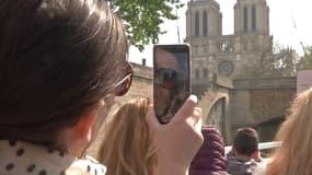 Depuis l'incendie, il y a toujours autant de touristes devant Notre-Dame