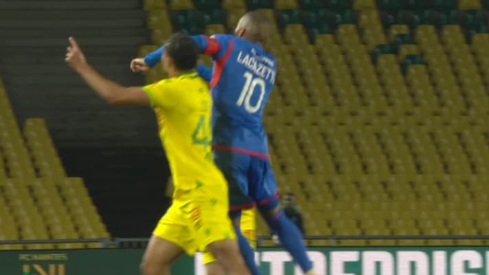 Le contact entre Lacazette et Zézé, Nantes-OL, 7 avril 2024