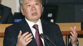 Le président kirghize Kourmanbek Bakiev, qui a fui la capitale Bichkek et s'est réfugié dans le sud du pays en raison de violentes émeutes contre son pouvoir, annonce qu'il n'a pas démissionné et accuse l'opposition d'avoir pris le pouvoir par les armes.