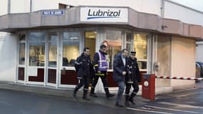 Rouen, 22 janvier 2013 : gendarmes et pompiers à l'entrée du site de l'usine Lubrizol