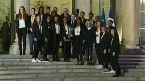 À l'Élysée, Macron salue "l'exploit inédit" des handballeuses françaises, championnes du monde