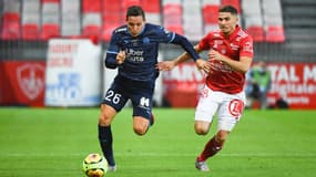 Florian Thauvin au duel contre Romain Perraud lors de Brest-OM