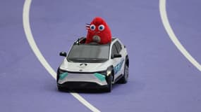 La Phryge a visiblement apprécié son petit tour en Toyota télécommandée. 
