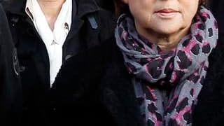 Quinze ans jour pour jour après la mort de François Mitterrand, une foule de dirigeants socialistes s'est pressée samedi sur sa tombe à Jarnac (Charente), où les caméras se sont braquées sur Martine Aubry, premier secrétaire du PS qui entretient le mystèr