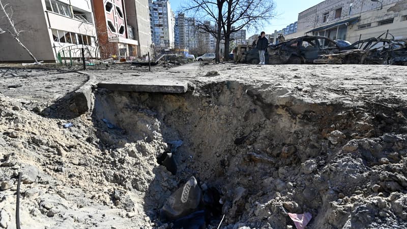 Un cratère causé par un bombardement à Kiev, le 28 février 2022