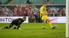Erling Haaland devant Peter Gulacsi, le 9 janvier 2021