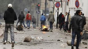 Trois personnes sont mortes samedi à Tunis dans des affrontements entre les forces de sécurité tunisiennes et de jeunes émeutiers, selon un responsable du ministère de l'Intérieur. /Photo prise le 26 février 2011/REUTERS/Zoubeir Souissi