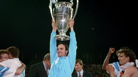 Eric Di Meco lève la Ligue des champions en 1993