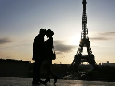 Un couple devant la tour Eiffel, à Paris (photo d'illustration)