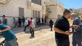 Les membres d’une délégation diplomatique de l’UE après des coups de feu alors qu’ils se rassemblaient à l’entrée est du camp de Jenin lors d’une visite dans la ville de Jenin, le 21 mai 2025