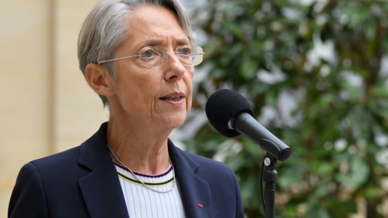 La Première ministre Elisabeth Borne s'adresse à la presse le 27 mai 2022 à Paris