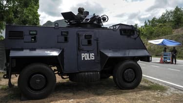 La police renforce ses contrôles à la frontière entre la Malaisie et la Thaïlande, après la découverte de 139 fosses.