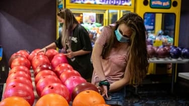 (ARCHIVE) Des personnes portant des masques dans un bowling à Westgate Lanes à Austin au Texas, le 22 mai 2020
