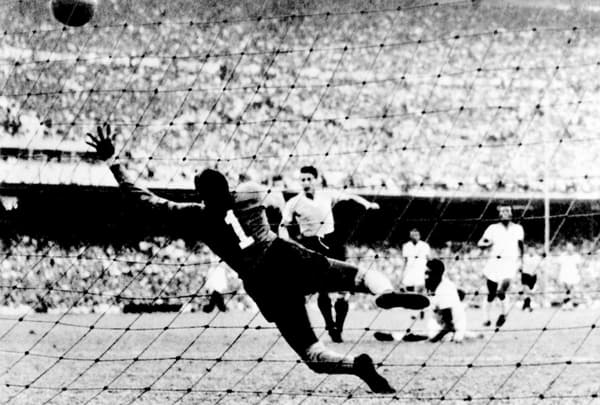 Le gardien brésilien Moacyr Barbosa encaisse un but face à l'Uruguay à domicile lors de la Coupe du monde 1950