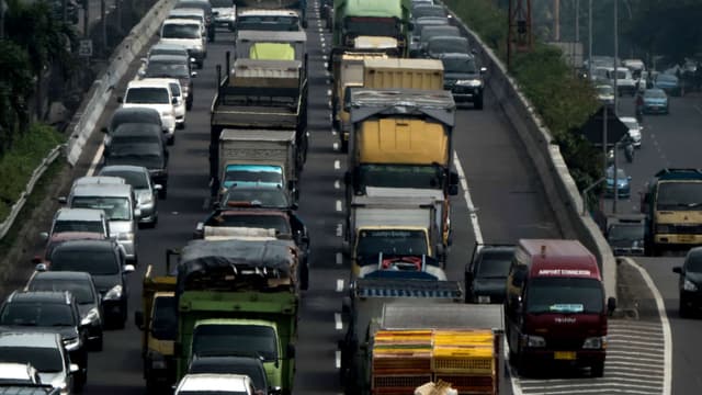 Le trafic encombré dans une rue de Djakarta, en Indonésie.