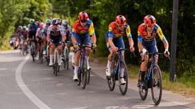 Le peloton du Giro 2025 entre Durazzo et Tirana, le 9 mai 2025