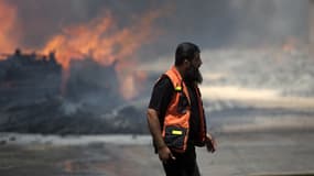 Un pompier palestinien dans la bande de Gaza après une frappe israélienne le 12 juillet 2014.
