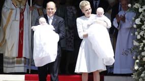Les jumeaux princiers dans les bras de leurs parents, Albert et Charlène de Monaco.
