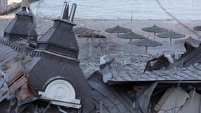 Cette photo prise le 8 mai 2022 montre un hôtel de plage détruit dans la ville ukrainienne d'Odessa, dans le cadre de l'invasion russe de l'Ukraine.
