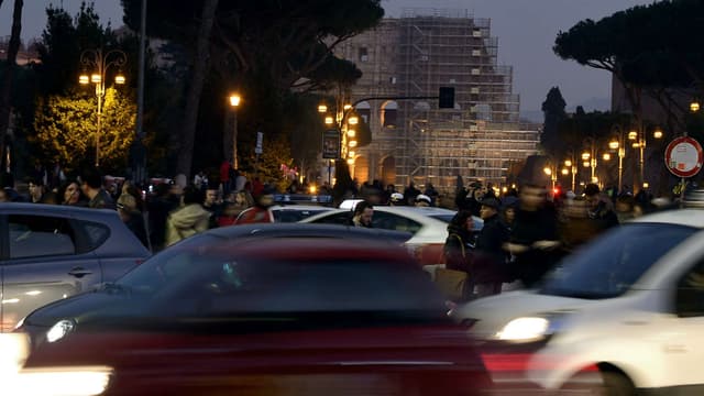 La circulation au coeur de Rome, pendant un pic de pollution, en 2015.