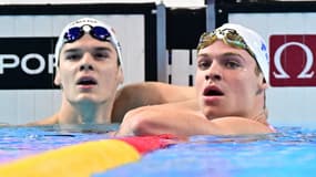Léon Marchand aux côtés de Hubert Kos après sa série remportée du 200m 4 nages aux Mondiaux de natation, le 30 juillet 2025 à Singapour