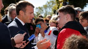 Emmanuel macron durant le bain de foule.