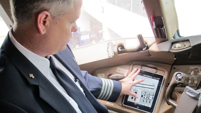 Depuis 2013, chez American Airlines, les tablettes ont remplacé les volumineux dossiers papiers que consultent les pilotes dans les cockpits.