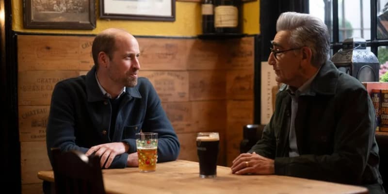 Le prince William et l'acteur canadien Eugene Levy dans le programme "The Reluctant Traveler" diffusé sur Apple TV+