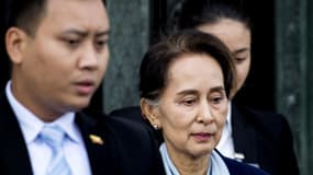 La conseillère d'Etat birmane, Aung San Suu Kyi, sort de la Cour Internationale de Jusitce le 11 décembre 2019 à La Haye