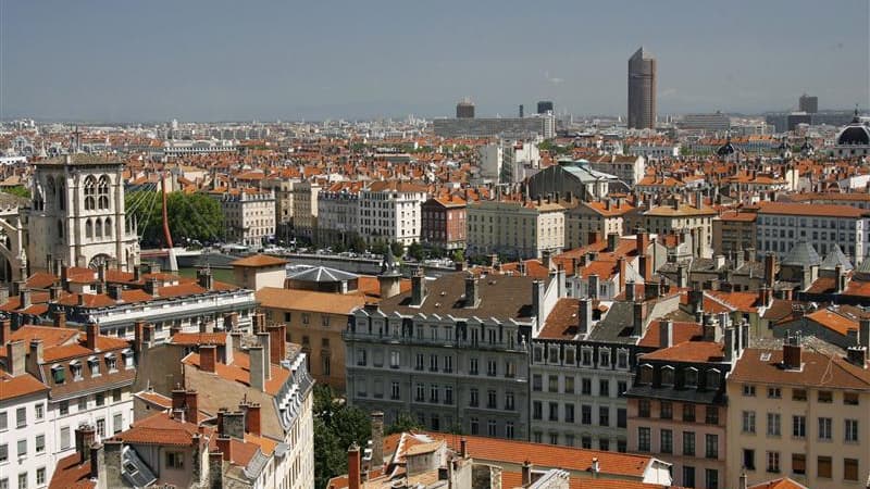 Après avoir reculé de 0,5% au deuxième trimestre et de 0,3% au premier, les prix des logements anciens affichent une baisse de 0,1% au troisième. /Photo d'archives/REUTERS/Robert Pratta