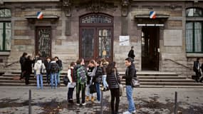 Elèves devant le lycée du Parc à Lyon. 