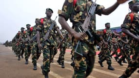 Des soldats paradent à Bangui, 15 mars 2004.
