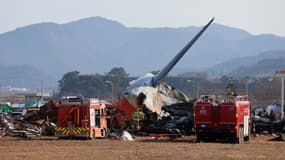 Un avion de la compagnie Jeju Air s'est écrasé dimanche 29 décembre à l'aéroport de Muan, dans le sud-ouest de la Corée du Sud.
