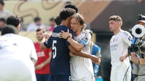 Marquinhos et Modric enlacés après le PSG-Real Madrid à la Coupe du monde des clubs, le 9 juillet 2025