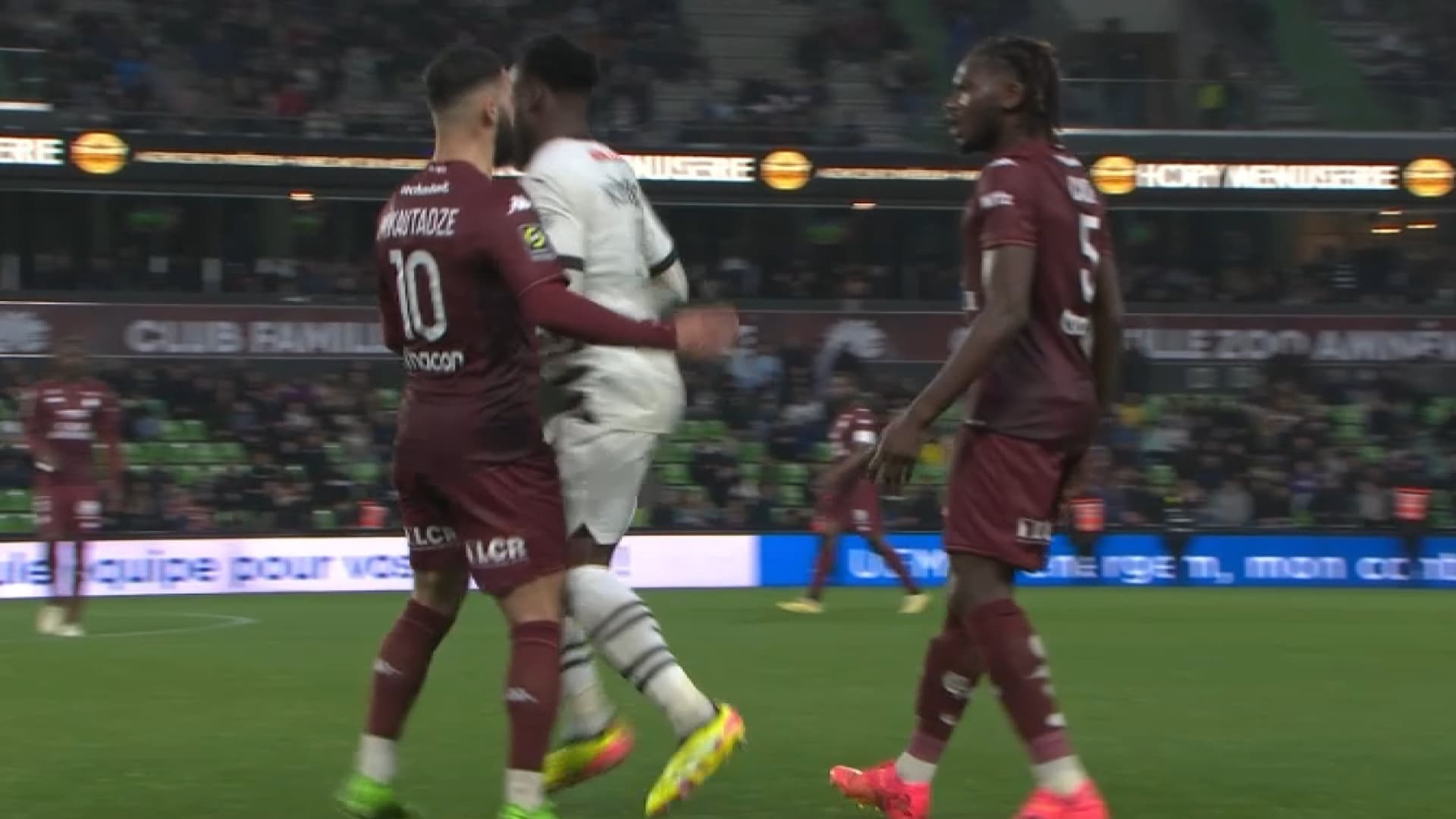 La faute de Georges Mikautadze lors du match Metz-Rennes, le 4 mai 2024