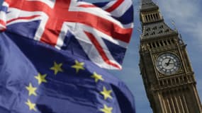 Les drapeaux britannique et européen flottent à Londres
