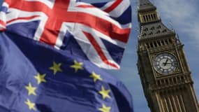 Les drapeaux britannique et européen flottent à Londres