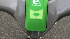 La batterie que Decaux a conçu pour la version électrique de son vélo en libre service offre l'avantage d'être petite et amovible. Les utilisateurs peuvent donc gérer le rechargement chez eux.