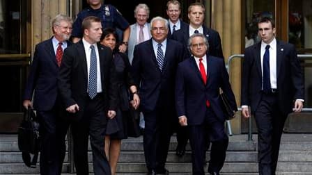 Dominique Strauss-Kahn quitte le tribunal de New York aux côtés de sa femme Anne Sinclair et de ses avocats. La justice américaine a abandonné mardi les poursuites pour agression sexuelle et tentative de viol qui pesait contre l'ancien patron du FMI. /Pho