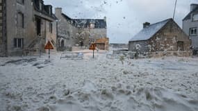 De l'écume de mer dans les rues de Penmarc'h, dans le Finistère lors de la tempête Ciaran, le 2 novembre 2023