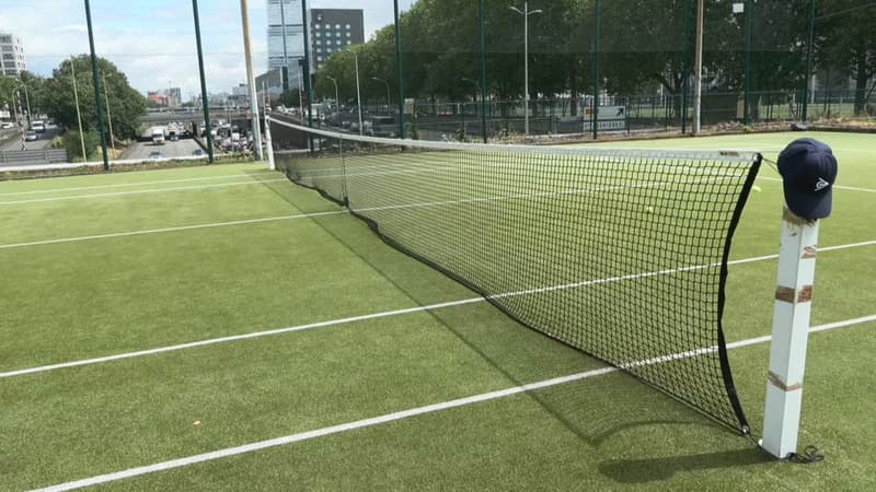 Un terrain de tennis à Paris au-dessus du périphérique.