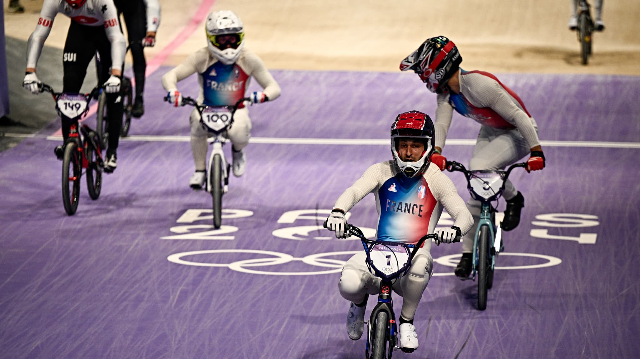 Joris Daudet, Sylvain André et Romain Mahieu tous les trois sur le podium du BXM Racing, JO de Paris 2024, 2 août 2024 Joris Daudet, Sylvain André et Romain Mahieu tous les trois sur le podium du BXM Racing, JO de Paris 2024, 2 août 2024