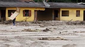Après une une coulée de boue, à Vieira, au Brésil. Les inondations et glissements de terrain dus aux pluies torrentielles qui se sont abattues cette semaine sur les montagnes au nord de Rio de Janeiro ont fait au moins 611 morts. /Photo prise le 16 janvie