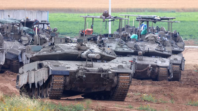 Des chars de l'armée israélienne se déplacent le long de la frontière avec la bande de Gaza, dans le sud d'Israël, le 10 avril 2024.