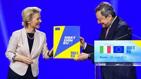 La présidente de la Commission européenne, Ursula von der Leyen, remet symboliquement le plan de relance de l'UE au chef du gouvernement italien, Mario Draghi, lors d'une conférence de presse, aux studios de cinéma Cinecitta, à Rome, le 22 juin 2021
