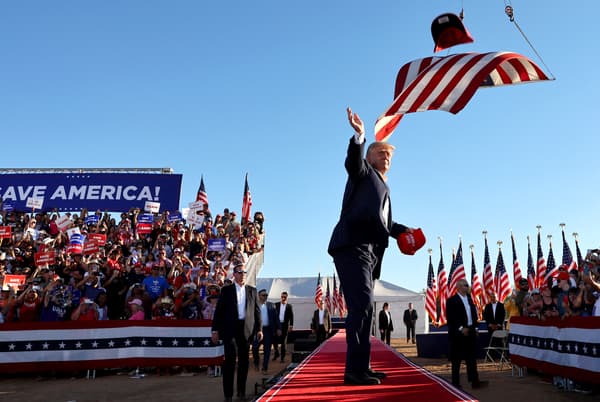 L'ancien président américain Donald Trump lance des casquettes "Save America" à la foule lors d'un rassemblement de campagne en Arizona, le 9 octobre 2022.