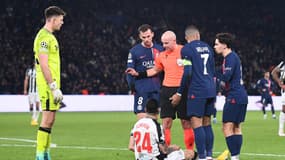 Les joueurs du PSG discutent avec l'arbitre Szymon Marciniak lors du match face à Newcastle (1-1, Ligue des champions), le 28 novembre 2023