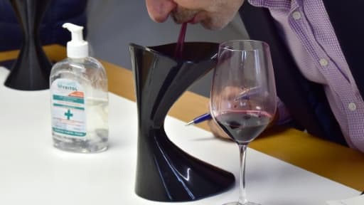 Un courtier utilise le crachoir après avoir gouté un vin lors d'une dégustation dans le laboratoire de l'œnologue Eric Boissenot à Lamarque près de Bordeaux, le 4 juin 2020